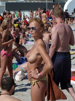 Голая девушка на диком пляже