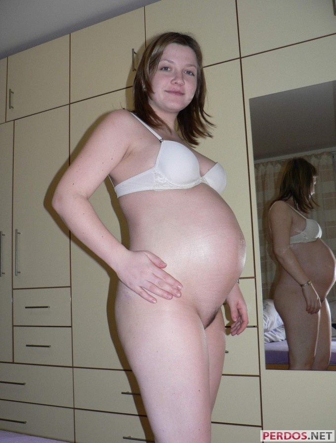 Голая беременная женщина