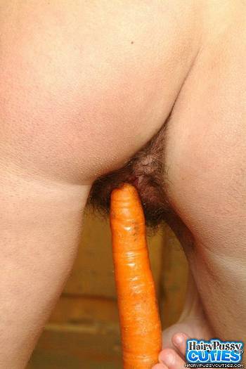 Шлюха с морковкой в пизде