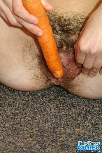 Шлюха с морковкой в пизде