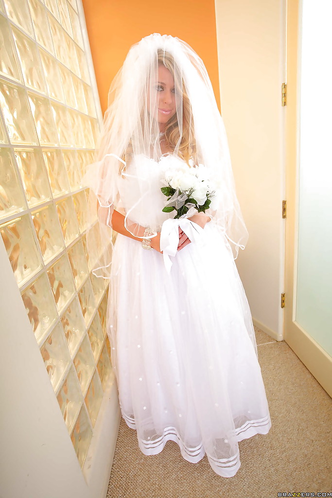 Невеста продемонстрировала суженному оголенные прелести 1 фотография