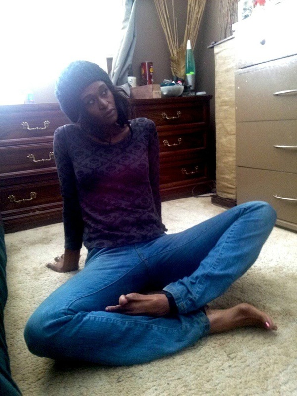 Негритянка расставляет ноги, показывая попку и лаская киску 16 фотография
