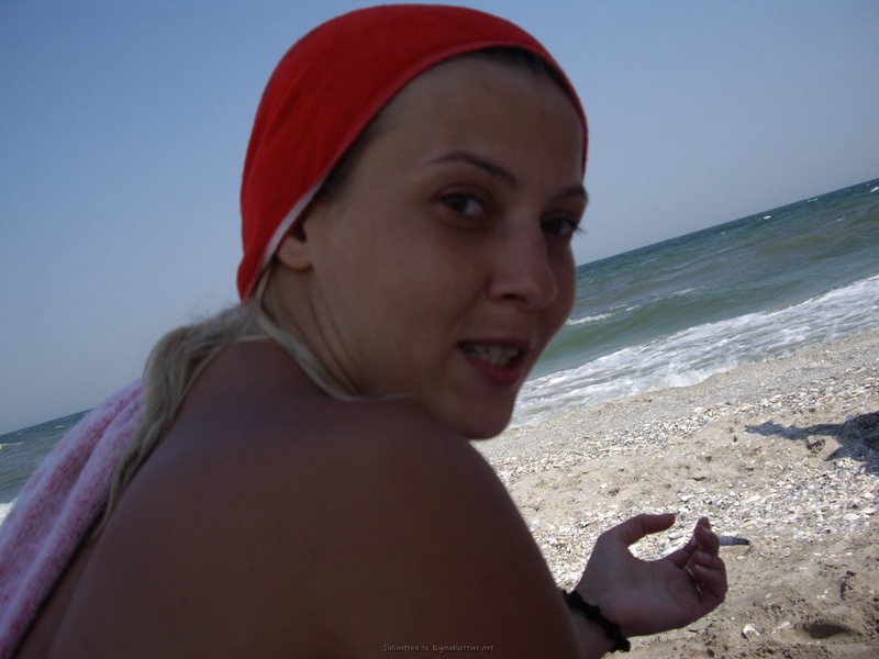 Любительницы орального секса отдыхают на пляже 6 фотография