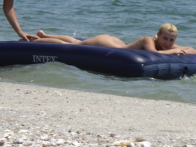 Любительницы орального секса отдыхают на пляже 17 фотография