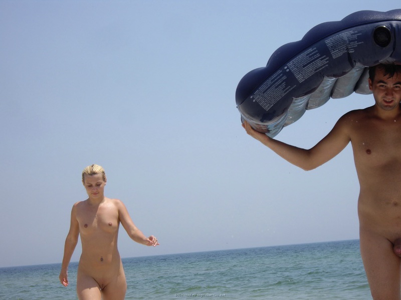 Любительницы орального секса отдыхают на пляже 9 фотография