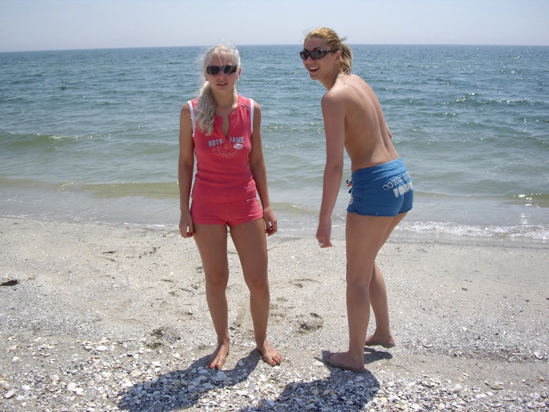 Любительницы орального секса отдыхают на пляже 7 фотография