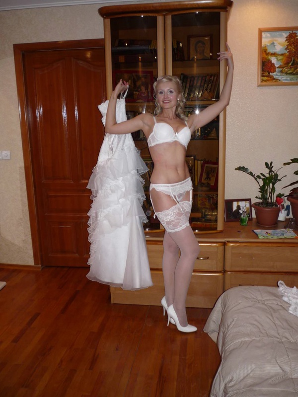 Невеста примеряет белье перед свадьбой 6 фотография