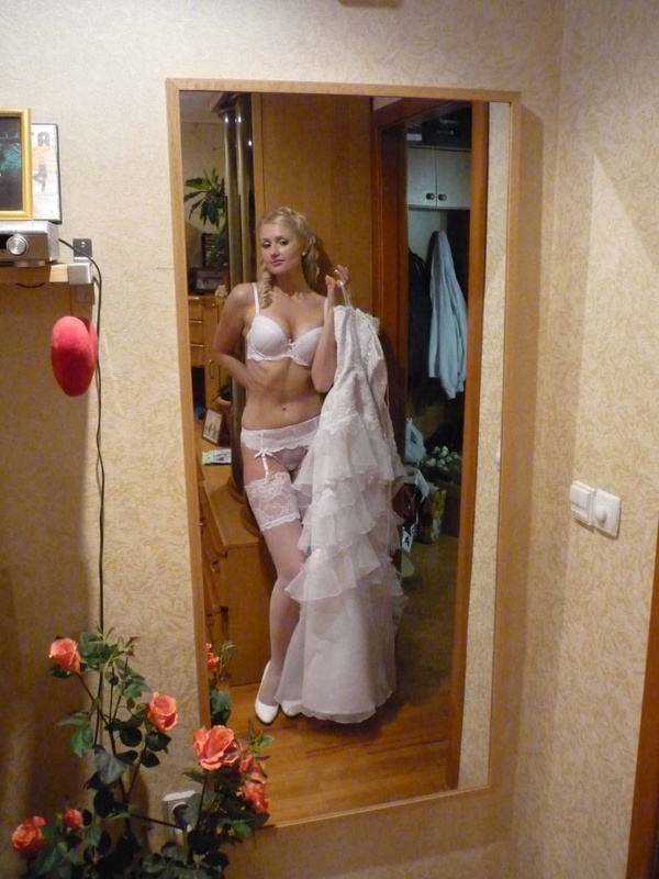 Невеста примеряет белье перед свадьбой 13 фотография