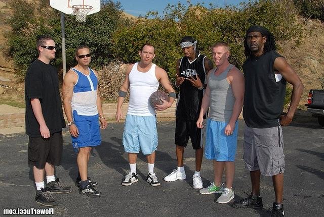 Групповуха на улице с баскетбольной командой 1 фотография