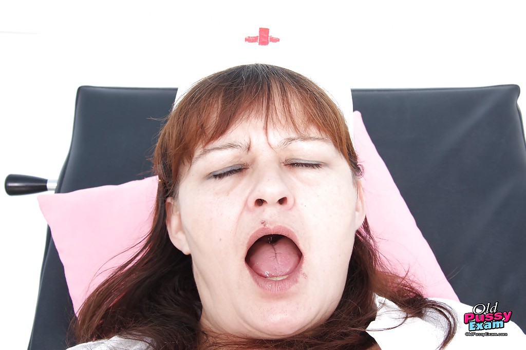 Зрелая медсестра мастурбирует на смотровом кресле 16 фотография